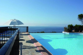 La Pinède le Lavandou appartement rez de jardin accès direct plage piscine